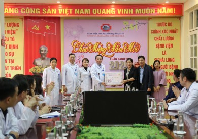 Trưởng Đoàn Đại biểu Quốc hội tỉnh thăm, tặng quà Tết tại Bệnh viện Đa khoa tỉnh Quảng Ninh