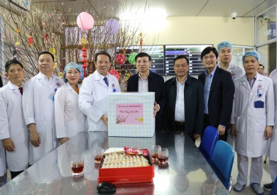 Bí thư Tỉnh uỷ Nguyễn Xuân Ký đến thăm và chúc Tết tại Bệnh viện Đa khoa tỉnh Quảng Ninh