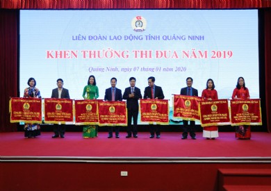 Bệnh viện ĐK tỉnh vinh dự nhận Cờ thi đua xuất sắc toàn diện của Tổng Liên đoàn Lao động Việt Nam