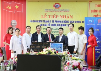 Bệnh viện Đa khoa tỉnh Quảng Ninh tiếp nhận 40.000 khẩu trang y tế phòng chống dịch Covid-19