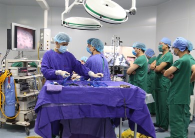 Hội chẩn trực tuyến trong mổ cấp cứu bệnh nhân tràn khí màng phổi tái phát nguy kịch
