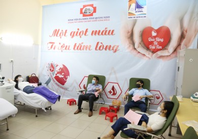 Thầy cô trường THPT Chuyên Hạ Long hiến máu an toàn giữa mùa dịch Covid-19