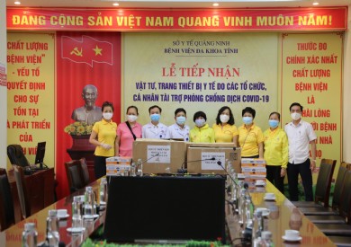 Tiếp sức thêm 200 bộ quần áo phòng chống dịch cho Bệnh viện Đa khoa tỉnh Quảng Ninh