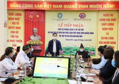 Giáo hội Phật giáo Việt Nam tỉnh Quảng Ninh trao tặng phòng cách ly áp lực âm cho Bệnh viện Đa khoa tỉnh