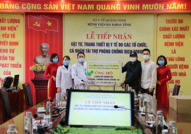Bệnh viện Đa khoa tỉnh tiếp nhận 2000 bộ quần áo bảo hộ và 800 chai thuốc phòng chống dịch Covid-19
