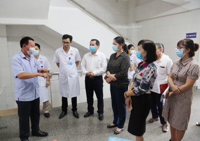 Đoàn khảo sát của Hội đồng nhân dân tỉnh khảo sát quản lý và sử dụng trang thiết bị y tế phục vụ phòng chống dịch Covid-19