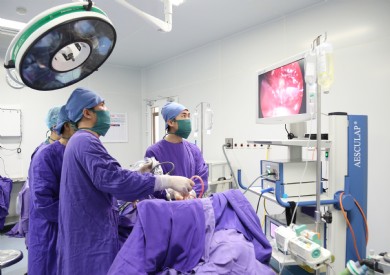 Phẫu thuật nội soi bóc tách màng phổi thành công cho bệnh nhi 15 tuổi
