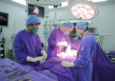 Phối hợp phẫu thuật xâm lấn tối thiểu và sinh thiết tức thì cắt u buồng trứng kích thước ''khủng''
