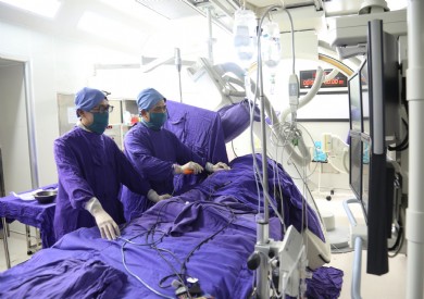 Hồi sinh trái tim lỗi nhịp bằng kỹ thuật triệt đốt rối loạn nhịp sử dụng năng lượng sóng tần số Radio