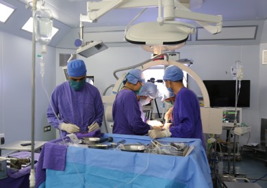 Phẫu thuật cấp cứu bệnh nhân ngã gãy dập cột sống, đứt tủy ngực nguy kịch