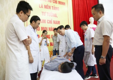 Bệnh viện Đa khoa tỉnh ứng dụng hệ thống theo dõi thần kinh hiện đại trong phẫu thuật cột sống can thiệp tối thiểu