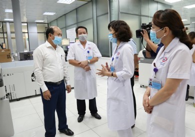 Trưởng Ban Nội chính Tỉnh ủy kiểm tra công tác phòng chống dịch Covid-19 tại Bệnh viện Đa khoa tỉnh Quảng Ninh
