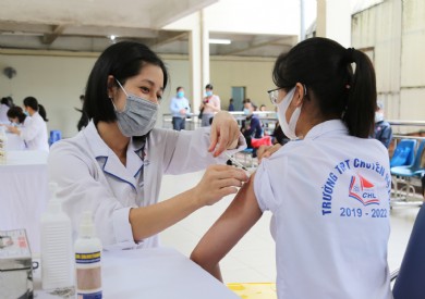 Bệnh viện Đa khoa tỉnh triển khai tiêm mũi 1 vắc xin Covid-19 an toàn cho trẻ từ 12 đến dưới 18 tuổi thuộc nhóm thận trọng tiêm chủng