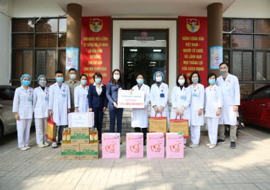 Công đoàn ngành Y tế Quảng Ninh tặng quà Tết, “tiếp sức” phòng chống dịch Covid-19 tại Bệnh viện Đa khoa tỉnh