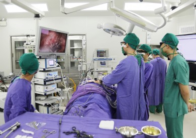 Phẫu thuật nội soi 3D điều trị u tuyến giáp: Xóa đi tâm lý tự ti vết sẹo vùng cổ