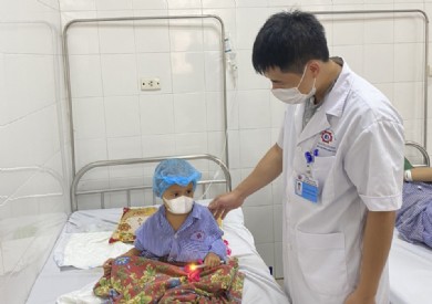 Phẫu thuật cứu bệnh nhi 4 tuổi bị mảnh vỡ xương sọ găm xuyên não