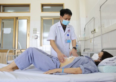 Phẫu thuật bóc tách khối u mỡ sau phúc mạc nặng 6kg