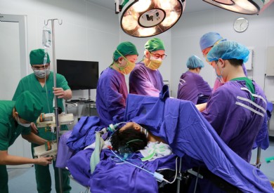 Nỗ lực giành lại sự sống cho nam thanh niên nhảy cầu tự tử bị vỡ tạng nguy kịch