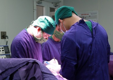 Phẫu thuật điều trị ung thư niêm mạc má cho bệnh nhân gần 80 tuổi
