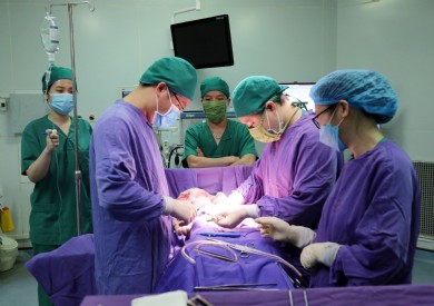 Bóc tách u quái buồng trứng kích thước ''khủng'' nặng 2 kg cho bé gái 12 tuổi