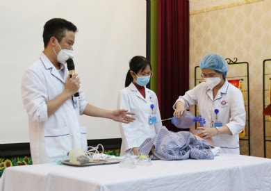 Bệnh viện Đa khoa tỉnh Quảng Ninh tổ chức tập huấn hồi sức cấp cứu nhi cho nhân viên y tế
