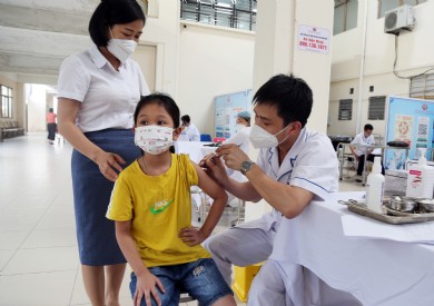 Bệnh viện Đa khoa tỉnh tổ chức tiêm vắc xin Covid-19 cho trẻ từ 5 đến dưới 12 tuổi thuộc nhóm thận trọng tiêm chủng đảm bảo an toàn