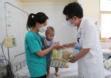 Bệnh viện Đa khoa tỉnh Quảng Ninh tặng quà các bệnh nhi nhân Ngày quốc tế thiếu nhi 1/6