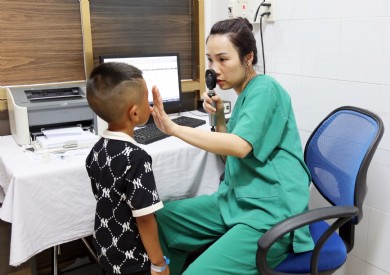 Bệnh viện Đa khoa tỉnh phối hợp Công an tỉnh Quảng Ninh “thắp sáng” đôi mắt trẻ thơ