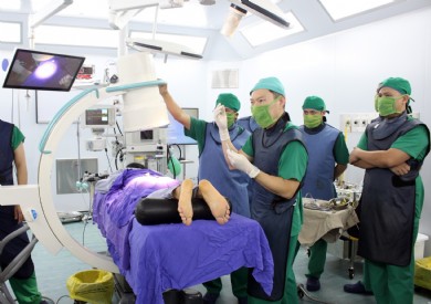 Ứng dụng công nghệ đốt sóng cao tần trong điều trị đau mãn tính với chuyên gia quốc tế