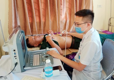 Vượt sóng khám và phát thuốc miễn phí cho 800 lượt người dân xã đảo Vân Đồn