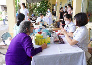 800 lượt người dân vùng biên Móng Cái được khám và cấp phát thuốc miễn phí