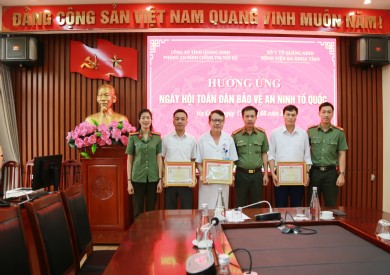 Bộ Công an trao tặng Kỷ niệm chương “Bảo vệ an ninh Tổ quốc” cho 2 cá nhân tiêu biểu của Bệnh viện Đa khoa tỉnh Quảng Ninh