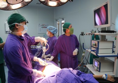 Phẫu thuật nội soi đặt thanh nâng chỉnh hình dị tật lõm ngực cho nam thiếu niên 12 tuổi