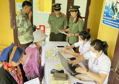 Bệnh viện Đa khoa tỉnh phối hợp Công an tỉnh khám và tặng quà nghĩa tình cho người dân vùng sâu, vùng xa