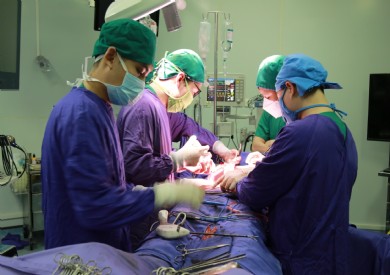 Bóc tách thành công khối u sau phúc mạc nặng 6kg, bảo tồn thận cho cụ ông 71 tuổi