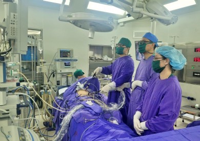 Phẫu thuật nội soi tạo hình niệu quản phải sau tĩnh mạch chủ hiếm gặp