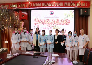 Công đoàn ngành y tế tặng quà Tết cho 50 đoàn viên công đoàn có hoàn cảnh khó khăn