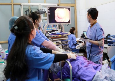 Nội soi gắp dị vật tăm nhọn xuyên thủng ruột