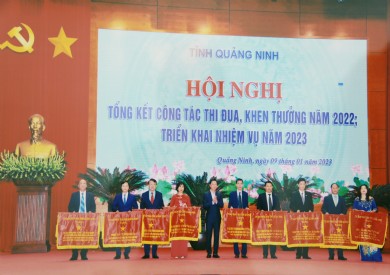 Bệnh viện Đa khoa tỉnh Quảng Ninh xuất sắc nhận Cờ thi đua của UBND tỉnh