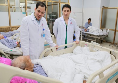 Phẫu thuật lấy sỏi ống mật chủ cho cụ ông gần 100 tuổi từng mổ cắt túi mật