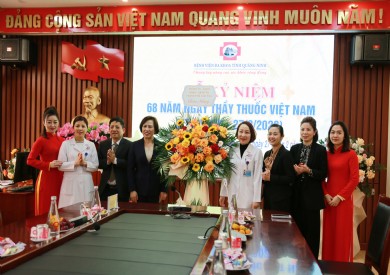 Lãnh đạo thành phố thăm và chúc mừng Bệnh viện Đa khoa tỉnh Quảng Ninh nhân ngày 27/2