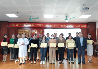 Bệnh viện Đa khoa tỉnh Quảng Ninh tổng kết khóa đào tạo ''Kỹ thuật tổng phân tích nước tiểu