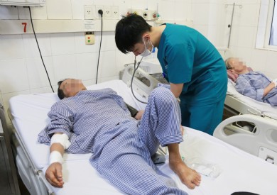 Phẫu thuật cứu bàn tay suýt bị cắt cụt do tắc động mạch cẳng tay phải cho cụ ông 74 tuổi