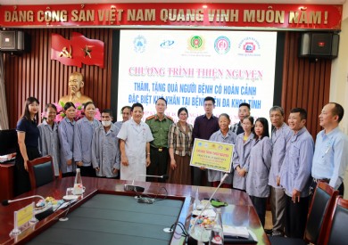 Công an tỉnh Quảng Ninh cùng đoàn thiện nguyện tặng quà cho người bệnh có hoàn cảnh đặc biệt khó khăn