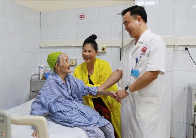 Ngoạn mục ca thay khớp háng nhân tạo cho cụ bà 107 tuổi