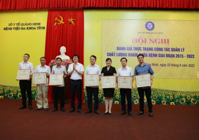 Bệnh viện Đa khoa tỉnh Quảng Ninh nhận giấy khen của Sở Y tế trong công tác quản lý chất lượng khám chữa bệnh