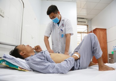 Phẫu thuật nội soi lồng ngực sửa chữa cơ hoành bị nhão hiếm gặp