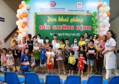 Ấm áp chương trình “Đưa khai giảng đến giường bệnh” tại Bệnh viện Đa khoa tỉnh Quảng Ninh