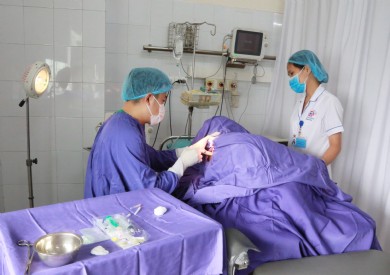 Vượt qua nỗi sợ đau đẻ bằng phương pháp gây tê ngoài màng cứng
