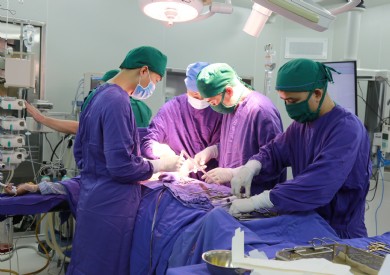 Phẫu thuật bắc cầu động mạch chủ - đùi mang lại đôi chân khoẻ mạnh cho bệnh nhân 70 tuổi